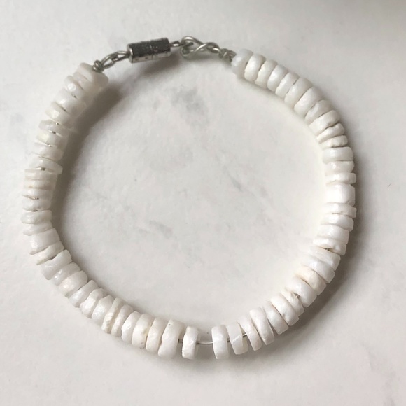 Jewelry - Y2K 2000s Vintage Puka Shell Bracelet, White Puka Shells with silver clasp